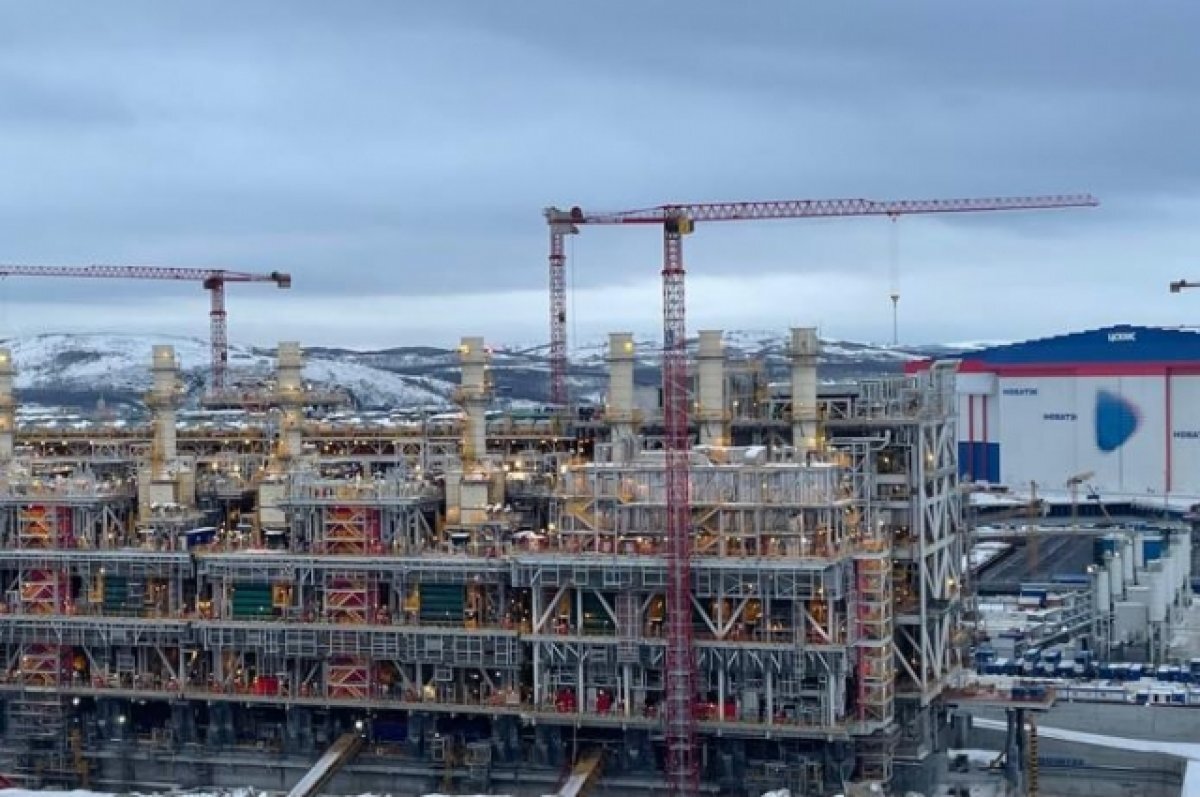    Путин и Чибис осмотрели Центр строительства морских сооружений в Заполярье