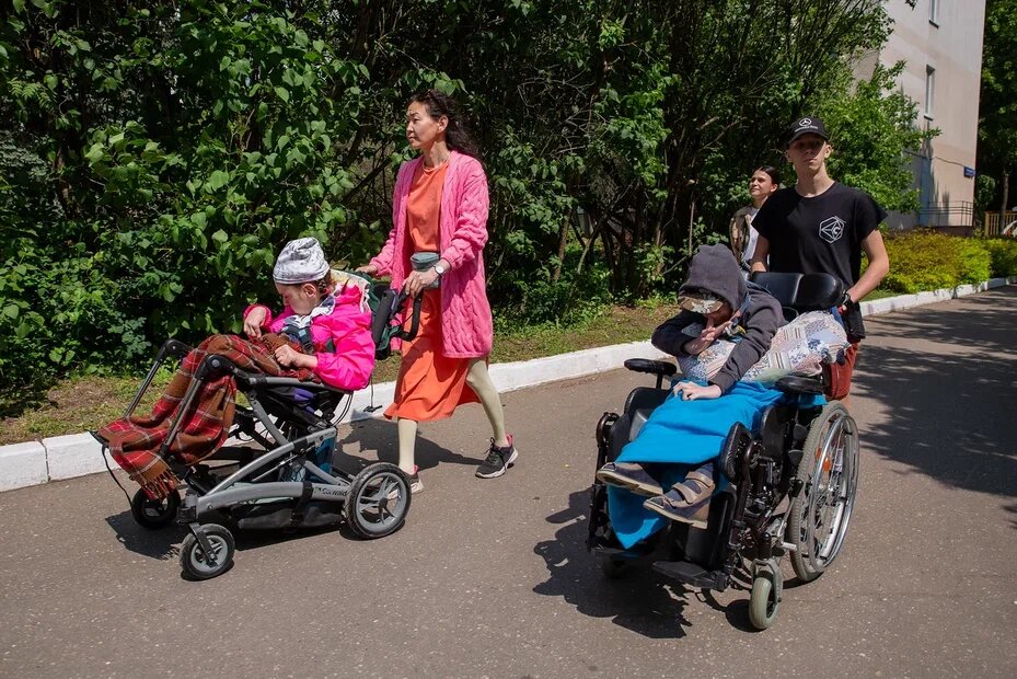 У Галины Пастур четверо детей, и мы всегда восхищаемся такими людьми. А она всю жизнь восхищалась теми, кто «делает Дело». И пришла в «Даниловцы», чтобы гулять с детьми с инвалидностью.-3