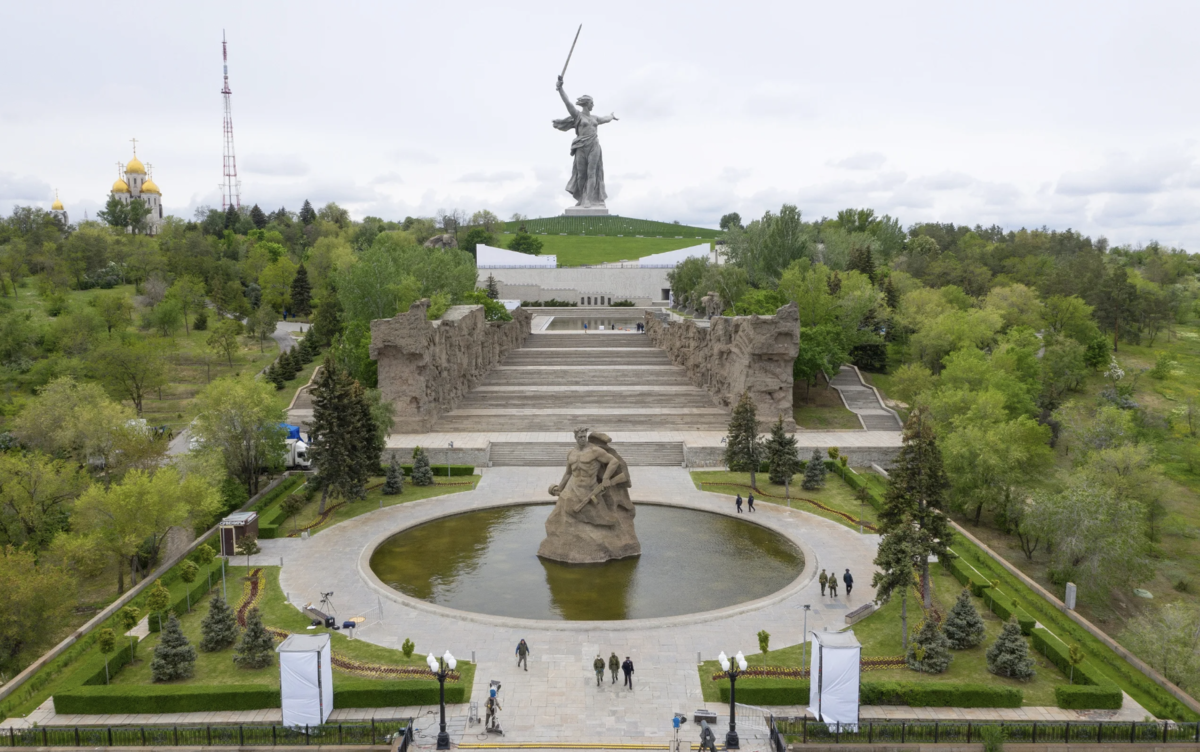 Где находится памятник ансамбль. Мамаев Курган возвышенность. Волгоград Красноармейский район Мамаев Курган. Открытие Мамаева Кургана 1967. Памятник ансамбль героям Сталинградской войны 1773.