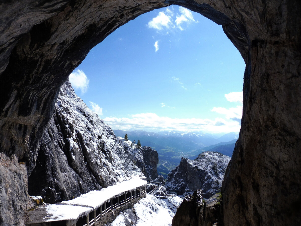 Мир ледяных гигантов: Пещера Айсризенвельт - самая большая ледяная пещера в мире.