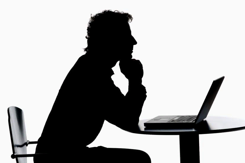 недовольный человек. джейсон стэтхэм. страхи клиентов. мужчина закинул ноги на стол. менеджер не знал что перед ним сидит.