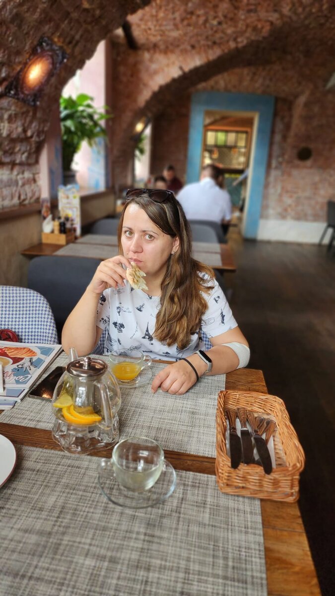 Это после больницы в пиццерии "mama roma". Там просто шикарный манговый чай. И вкусная пицца. Восполняю отсутствие завтрака перед сдачей крови.