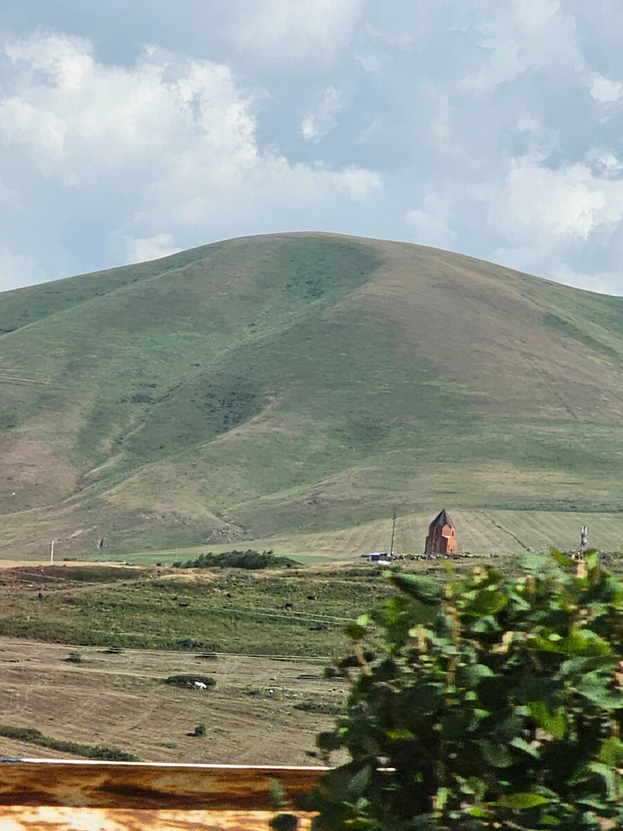 Едешь по трассе между городами и наслаждаешься потрясающим видом.