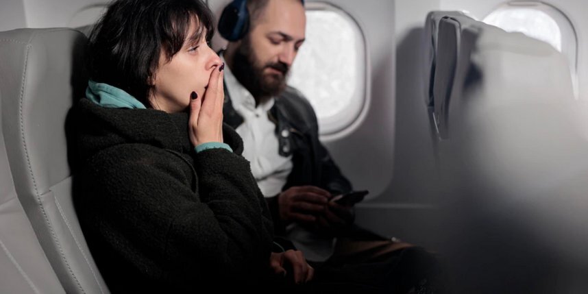    Многие просто ужасно боятся летать на самолетах. Фото: freepik.com.