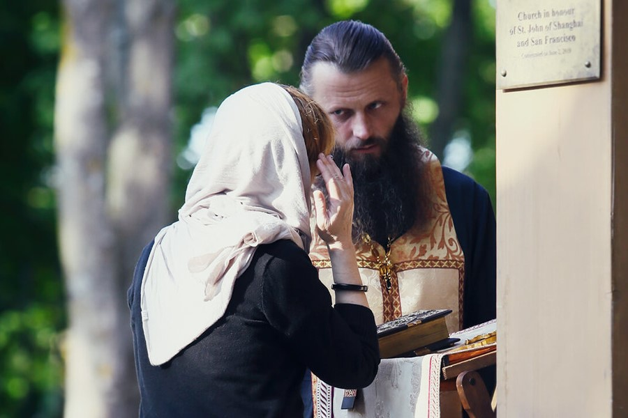 Я записываю грехи на листочке перед исповедью, потому что у меня плохая ...