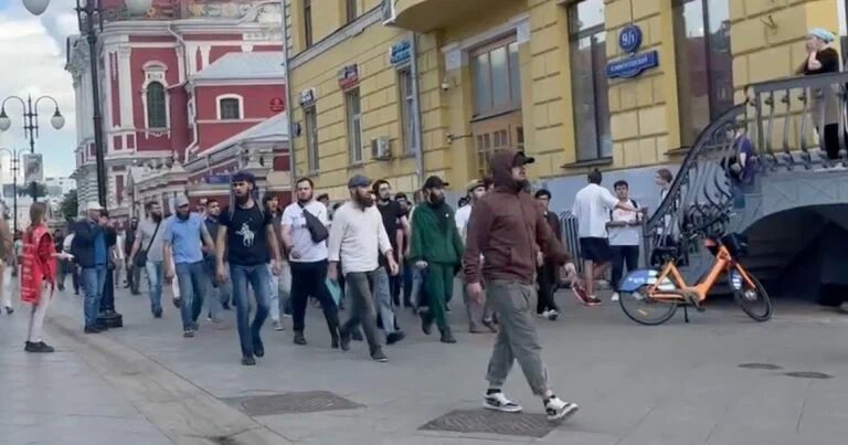 Несанкционированное шествие агрессивных мигрантов. Замоскворечье, 21 июля. Никаких задержаний.
