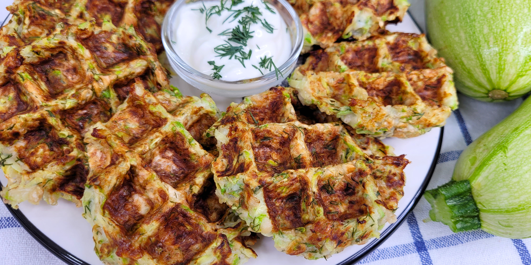 В этом году часто готовлю новое кабачковое блюдо - это "вафли" и абсолютно без муки и масла, вкусно, экономно и полезно