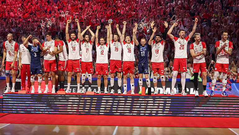    Польские волейболисты празднуют победу в Лиге Наций. Global Look Press