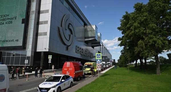 Автомобили экстренных служб около ТЦ «Времена года» на Кутузовском проспекте, где произошел прорыв трубы с горячей водой📷
