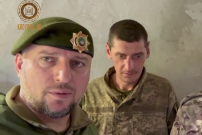    Командир спецназа "АХМАТ", заместитель командующего 2-м армейским корпусом ВС РФ Апты Алаудинов с пленным солдатом ВСУ ©Скриншот