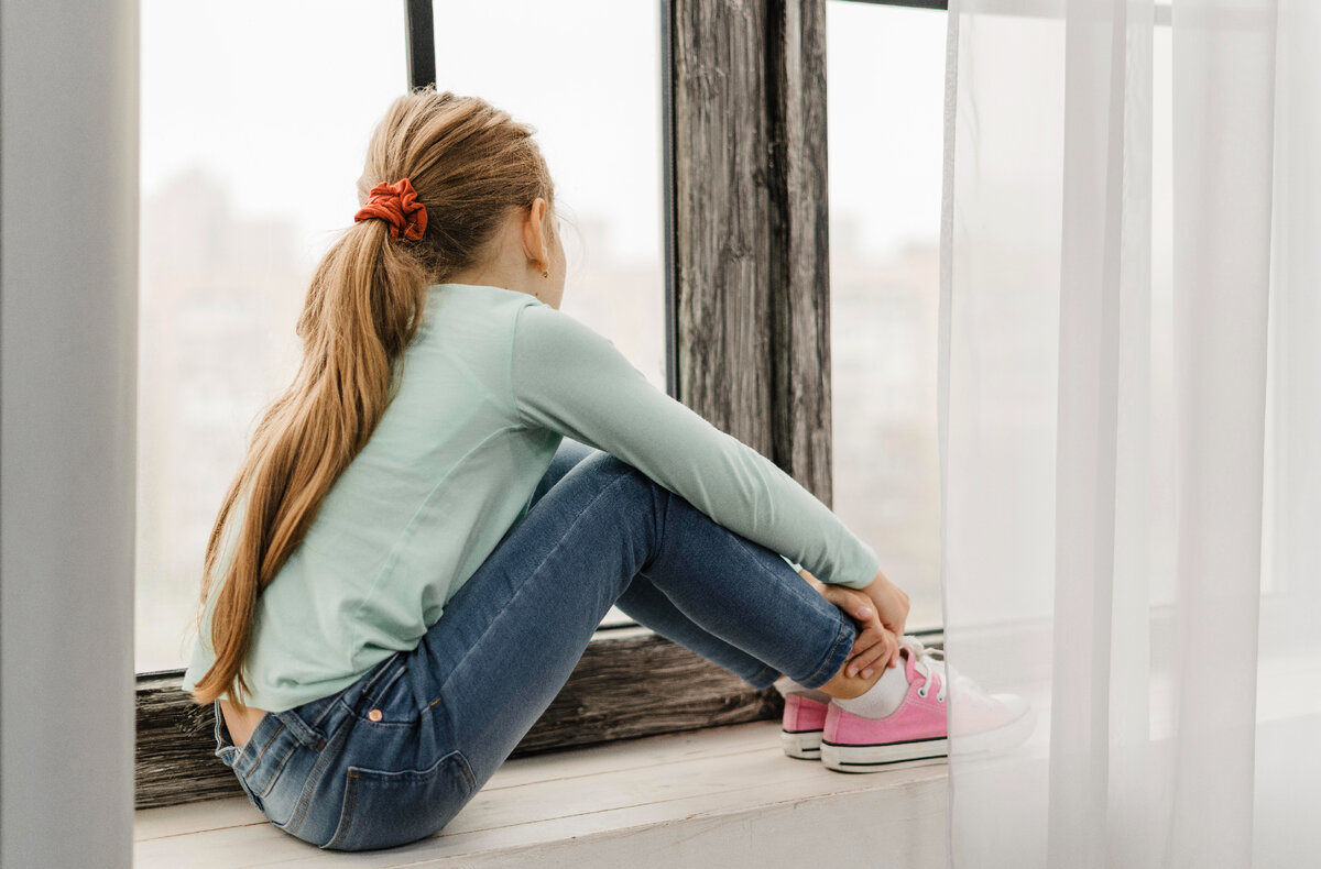 Изображение от <a href="https://ru.freepik.com/free-photo/side-view-little-girl-sitting-on-a-window-sill_11905091.htm#page=3&query=%D0%BF%D1%8F%D1%82%D0%B8%D0%BB%D0%B5%D1%82%D0%BD%D1%8F%D1%8F%20%D0%B4%D0%B5%D0%B2%D0%BE%D1%87%D0%BA%D0%B0%20%D0%B3%D1%80%D1%83%D1%81%D1%82%D0%BD%D0%B0%D1%8F&position=26&from_view=search&track=ais">Freepik</a>