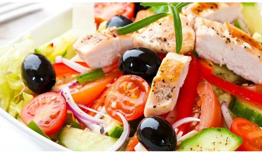 Греческий салат с курицей.
