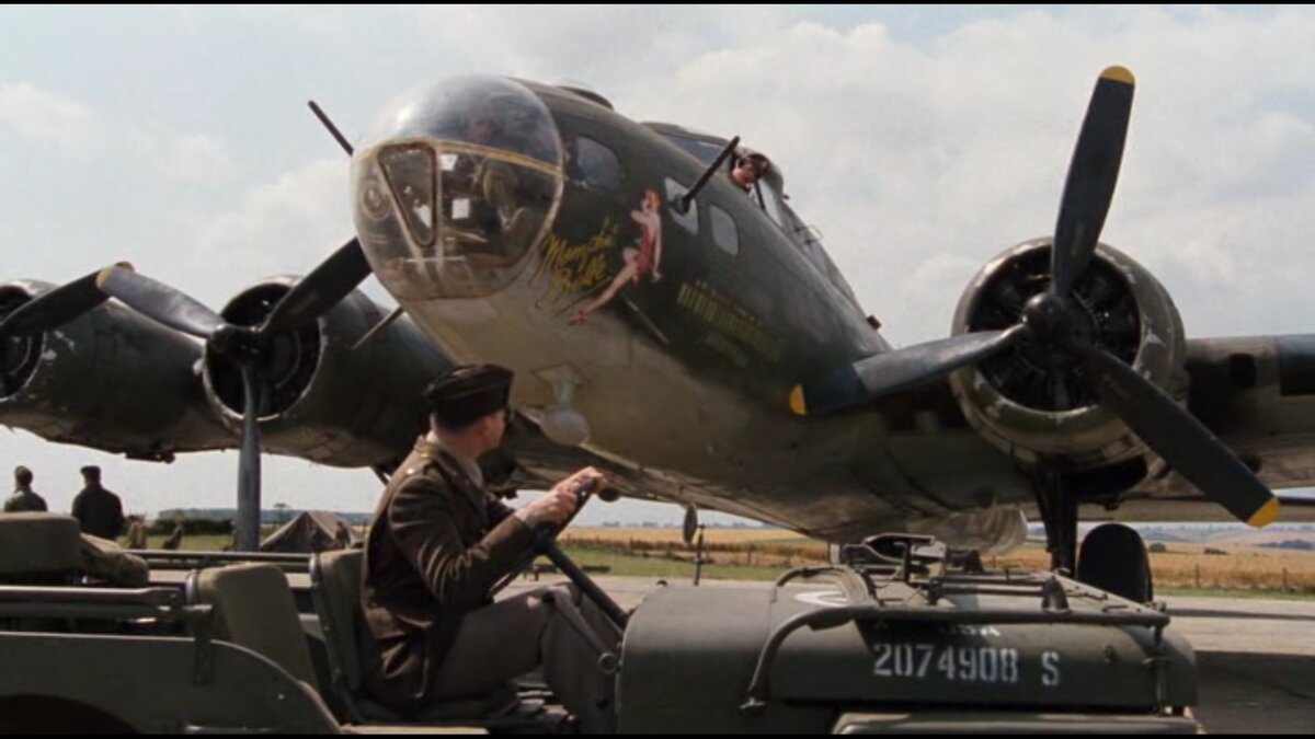 Эмблема "Мемфиской красотки" на носу самолета. Кадр из фильма