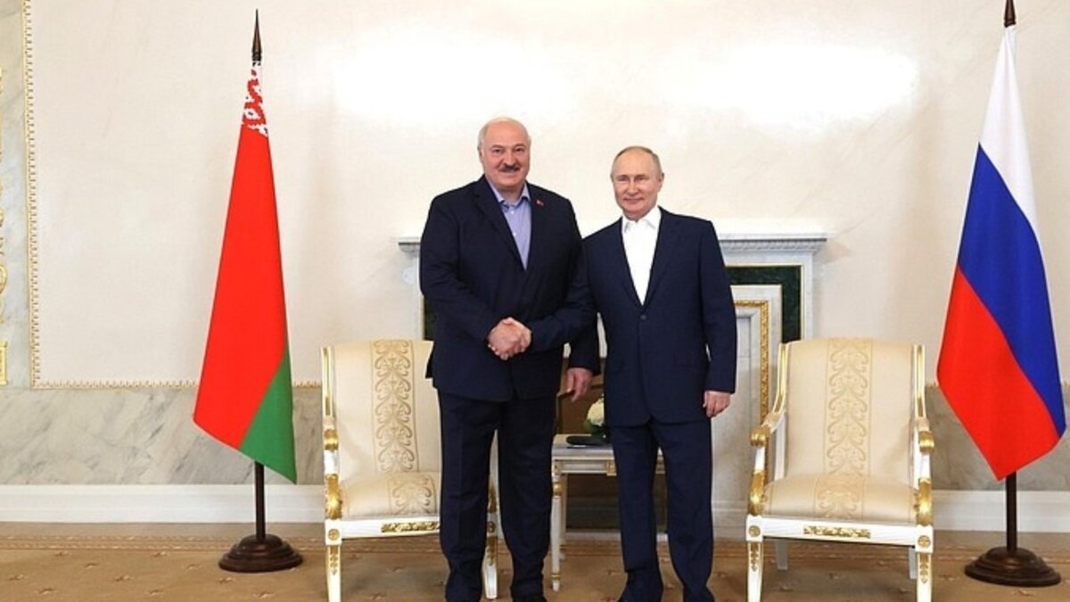     В ходе двухдневного общения президент России Владимир Путин и его белорусский коллега Александр Лукашенко обсуждали, в том числе тему ЧВК «Вагнер». Пресс-секретарь президента РФ Дмитрий Песков уточнил, что встреча проводилась «для сверки часов» и обмена мнениями — конкретные решения не принимались.