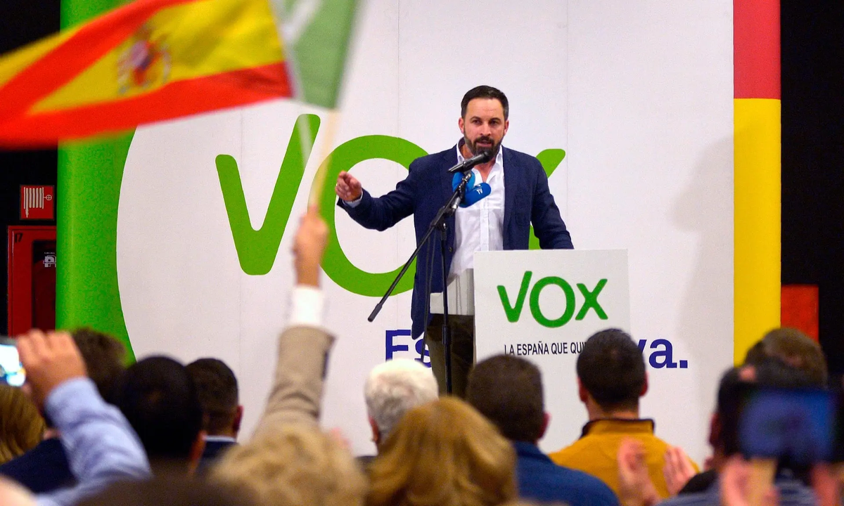 Председатель испанской праворадикальной партии "Vox" ("Голос") перед своими сторонниками после объявления предварительных результатов парламентских выборов, где партия заняла третье место, 23 июля 2023 года 