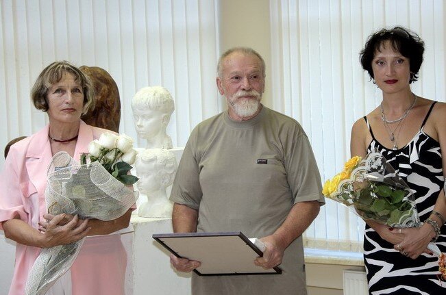 В таком составе тогда была  наша семья художников Тихомировых: Пешкова Евгения Владимировна, Тихомировы Александр Геориевич и Наталья.