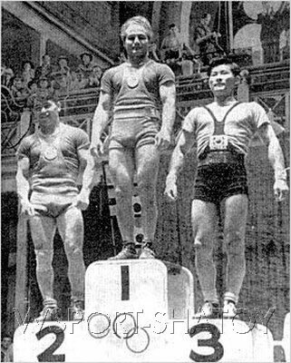 
1956 год. Мельбурн. На олимпийском пьедестале: Равиль Хабутдинов, Игорь Рыбак, Ким Чанг Хи
Источник фото: km.ru