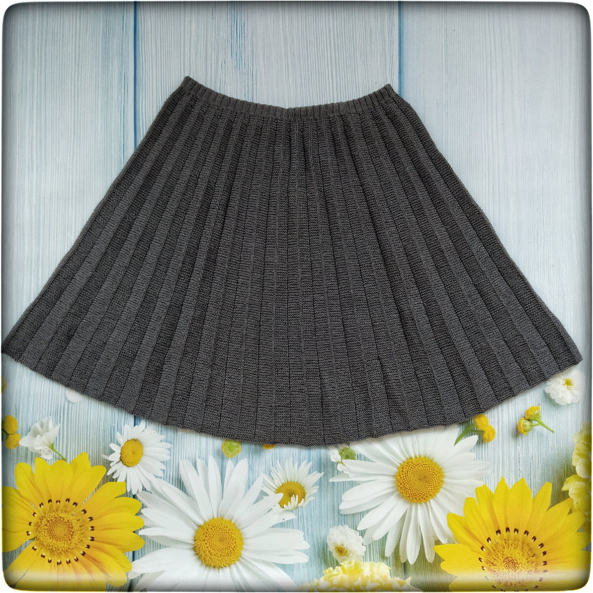 Готовая юбка. Пояс - 280 п, низ - 630 п. Делала пять прибавок в каждой складке по длине юбки.