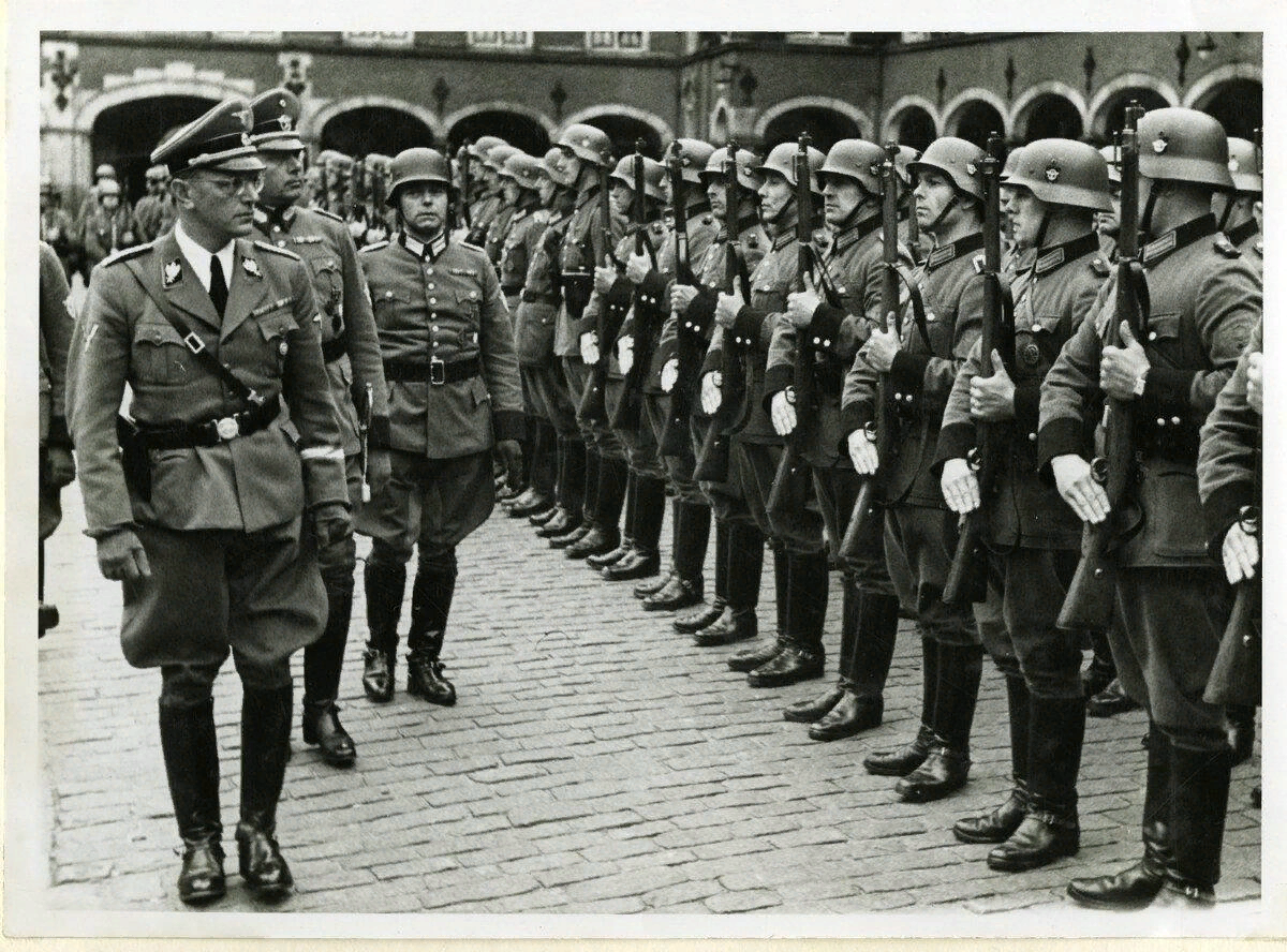 Солдаты СС Германии маршировка. Армия Германии 1941. Солдат СС Вермахт парад. Строй солдат вермахта.