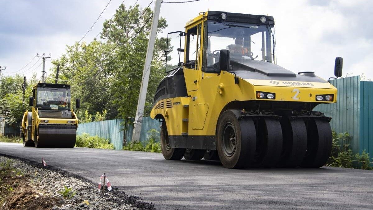     В рамках нацпроекта «Безопасные качественные дороги» в Хабаровске ремонтируют 46 участков дорожной сети, общей протяженностью более 30 км, на сумму свыше 1,3 млрд рублей; работы уже выполнены на 22 объектах, а завершение ремонта запланировано на 10 августа.