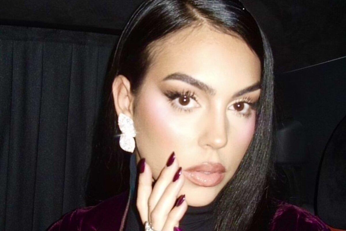     Возлюбленная Роналду в тесном лифе: Джорджина Родригес в дерзких нарядах снялась для модного бренда