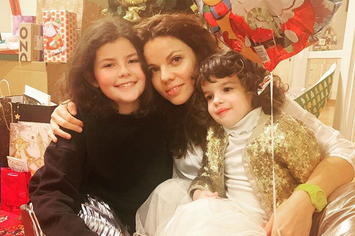 Дочь Анна живет в США, она пишет музыку и подарила маме 2 дочек "