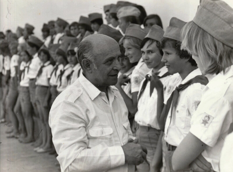 Ролан Быков в пионерлагере имени Олега Кошевого (Евпатория), 1982 г. Общественное достояние
