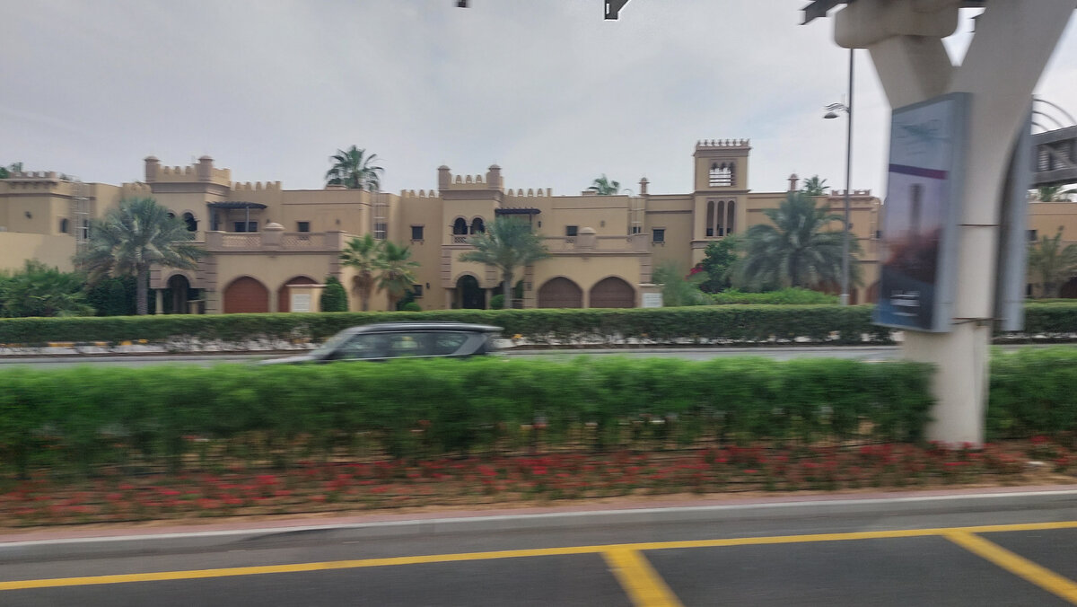 По стволу острова пальма Джумейра