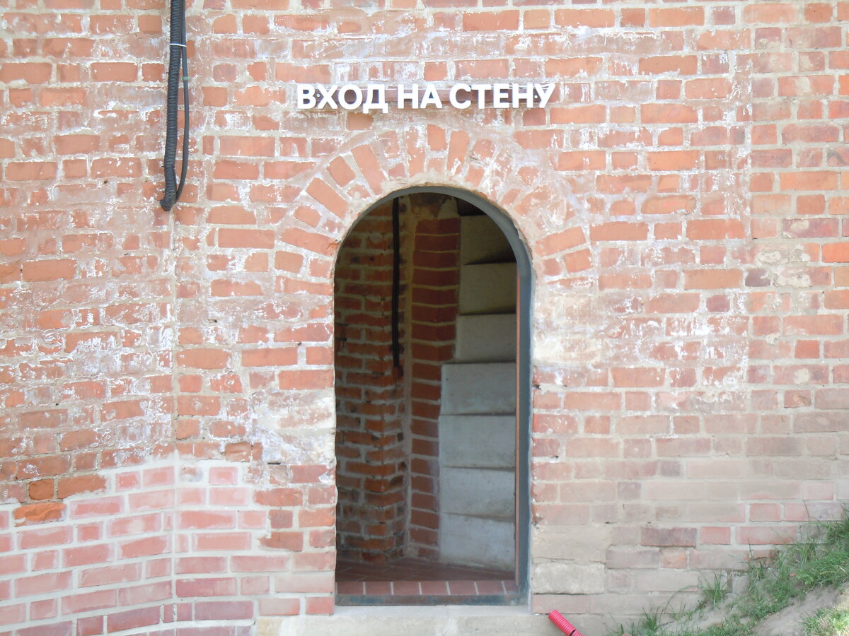 Продолжим экскурсию по кремлю. Это взгляд через стройку фуникулёра на участок с Часовой башней.-33