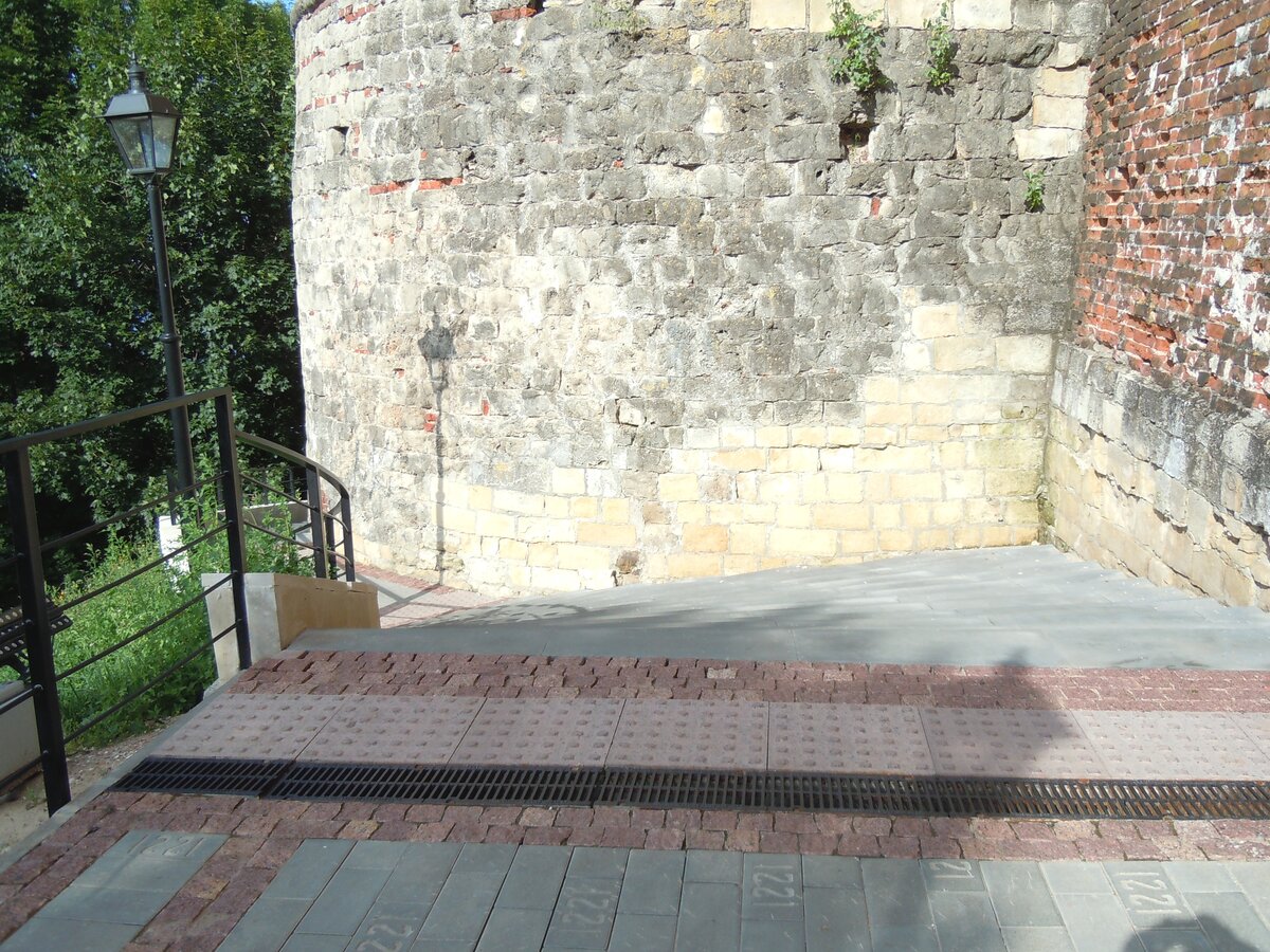 Продолжим экскурсию по кремлю. Это взгляд через стройку фуникулёра на участок с Часовой башней.-42