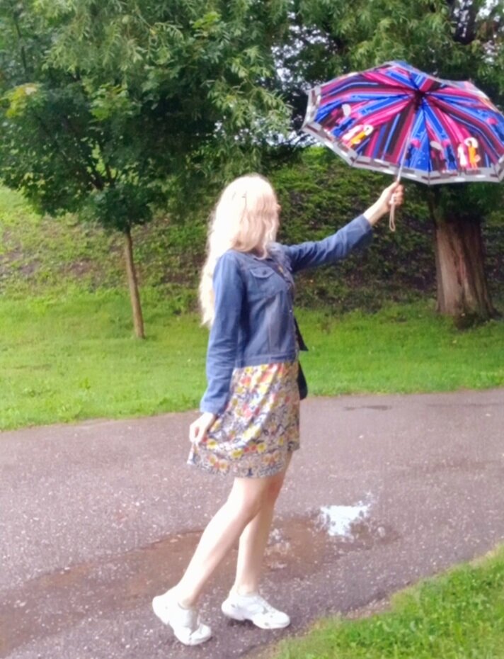 Бедная красивая девушка. Вид из окна подмосковье. Литва центр города разруха. Нищенка из захолустья. Баллада о матери крутова.