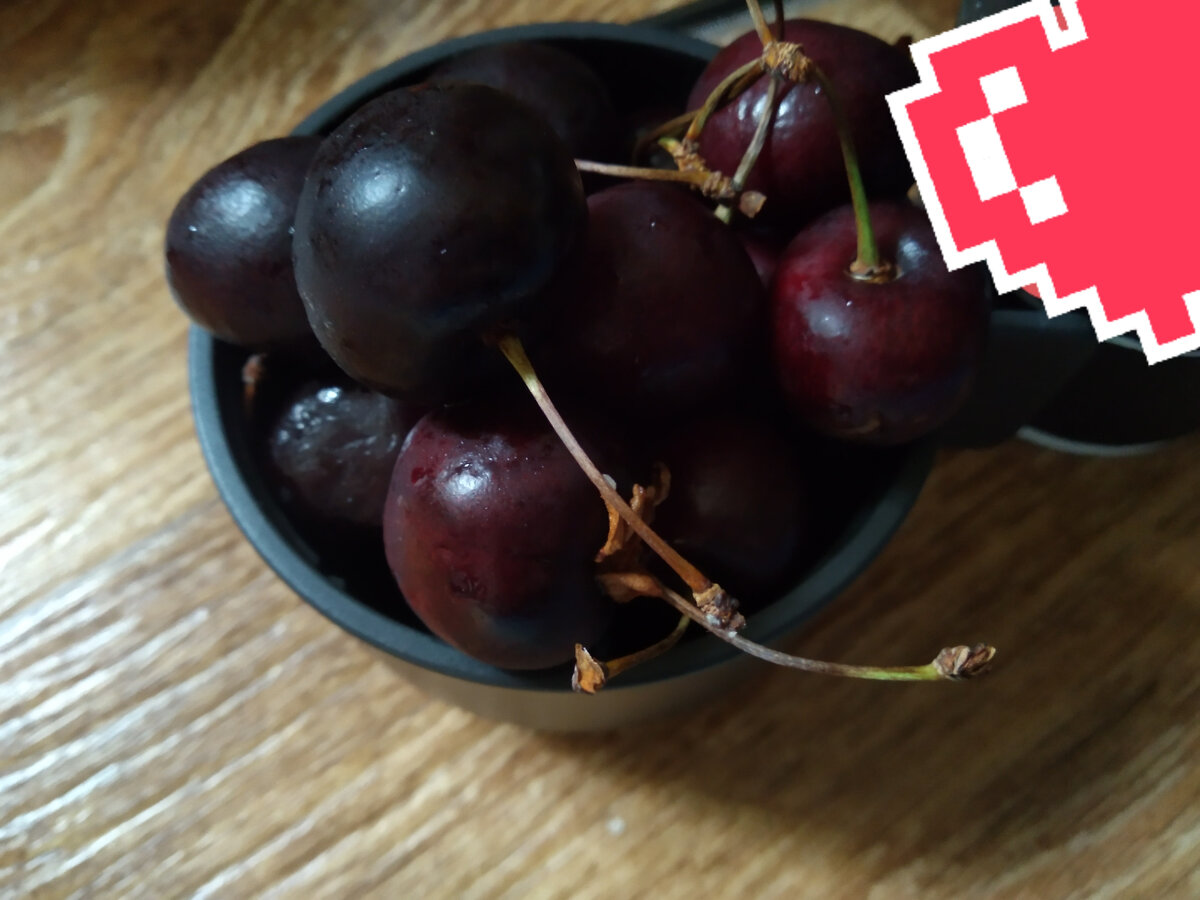 немного последней в этом году черешни