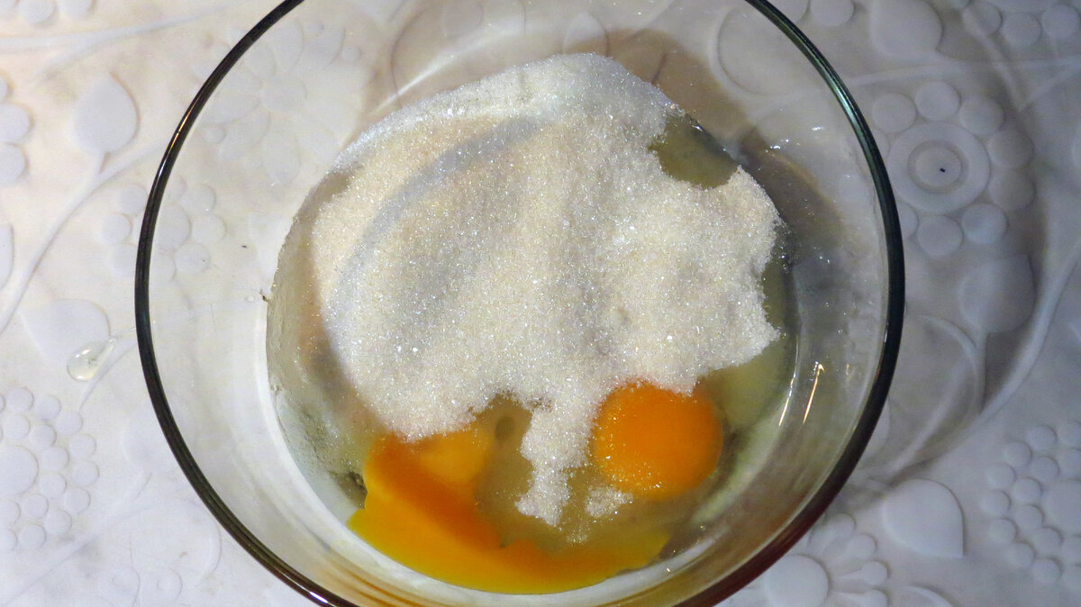 В миску разбиваю яйца и добавляю сахар