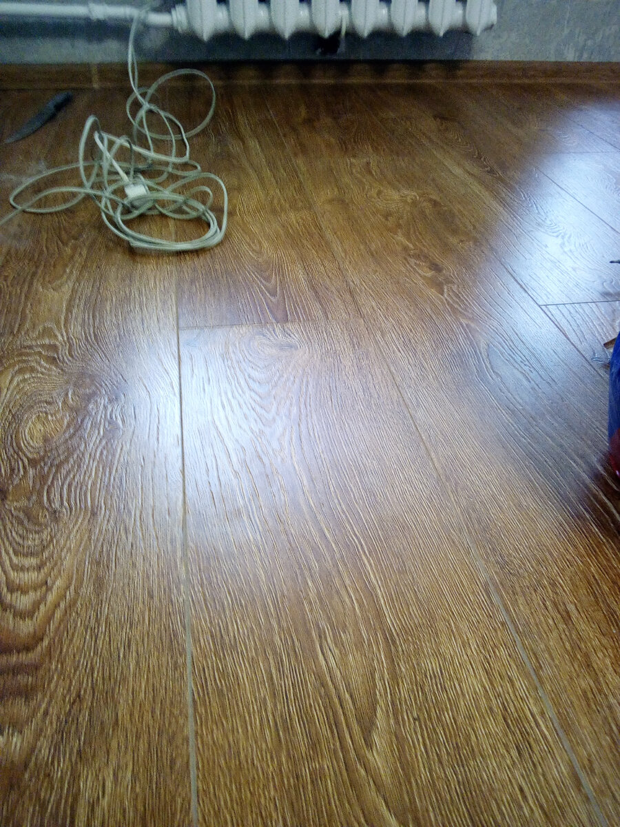 Мой бракованный ламинат после укладки.