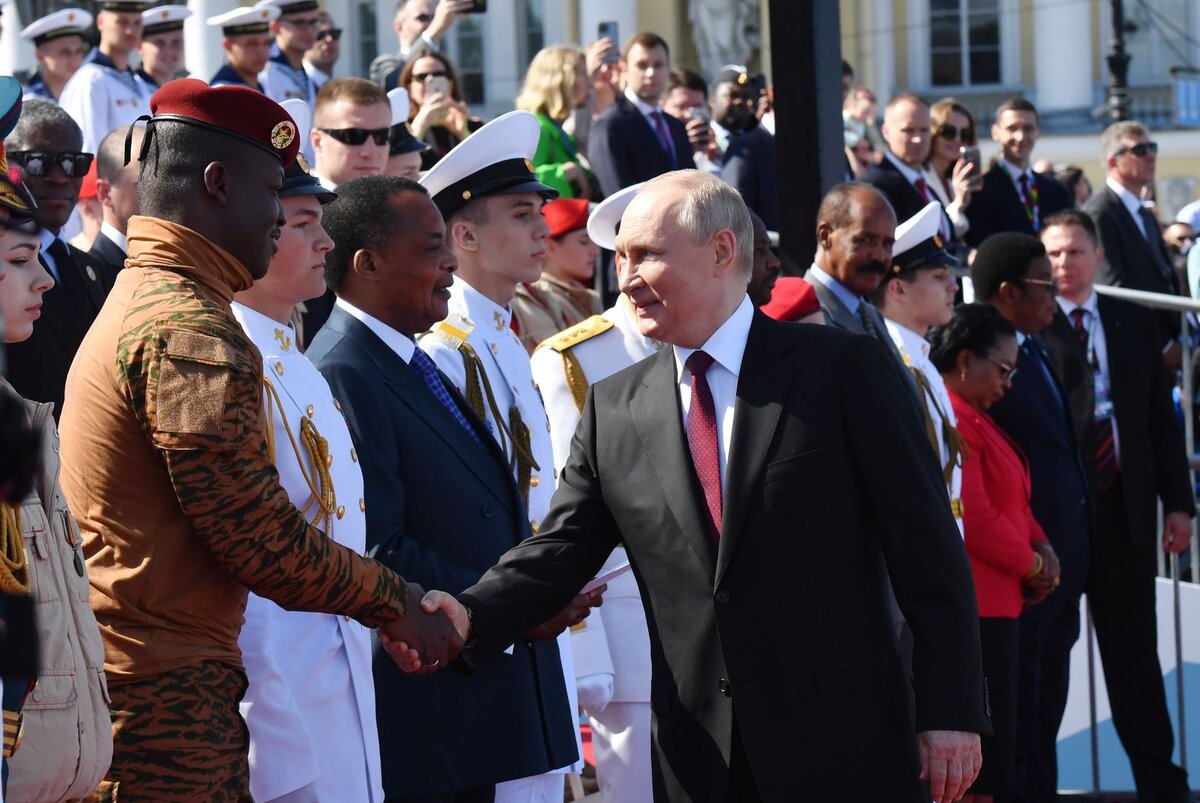    Владимир Путин с участниками саммита Россия-Африка © ИЗВЕСТИЯ/Ольга Мальцева