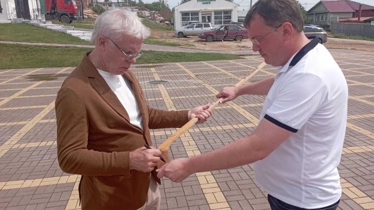     Легенда советского хоккея Вячеслав Фетисов в минувшие выходные побывал в Арзамасе. Об этом рассказал глава города Александр Щелоков на своей странице в соцсети.