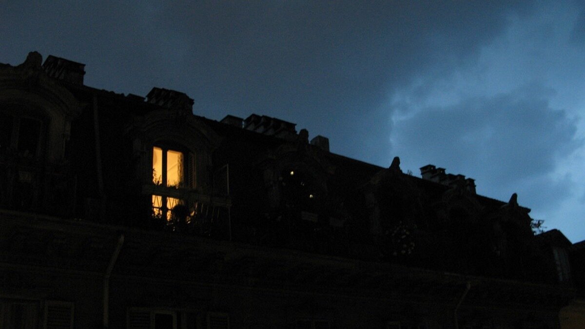     Мэрия Брянска решила заранее приготовиться к налетам дронов и ракет и приняла постановление проводить светомаскировку, использовать частичное затемнение и ложное освещение зданий при воздушной тревоге.