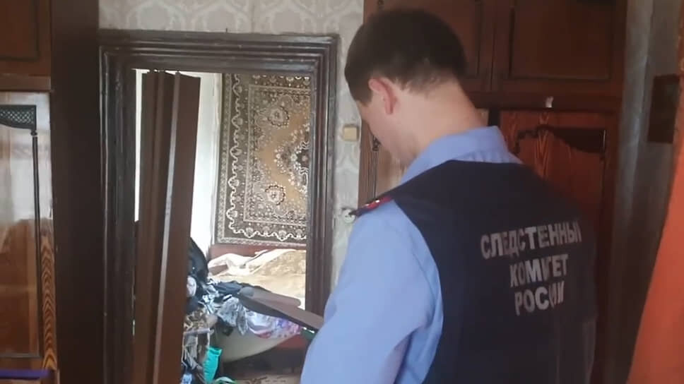 Фото: СУ СКР по Челябинской области📷Сотрудник СКР в доме, где удерживалась девушка