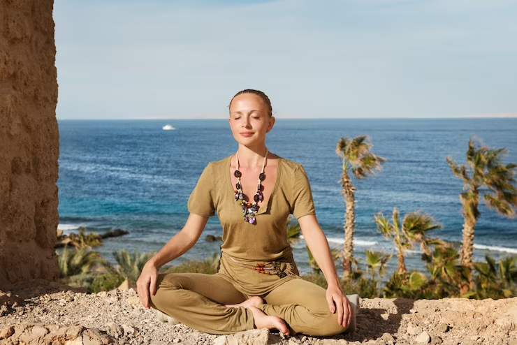 <a href="https://ru.freepik.com/free-photo/young-woman-meditating-near-the-sea_1154457.htm#page=2&query=%D0%B2%D0%B5%D1%81%D0%B5%D0%BB%D0%B0%D1%8F%20%D0%BC%D0%B5%D0%B4%D0%B8%D1%82%D0%B0%D1%86%D0%B8%D1%8F&position=17&from_view=search&track=ais">Изображение от nikitabuida</a> на Freepik
