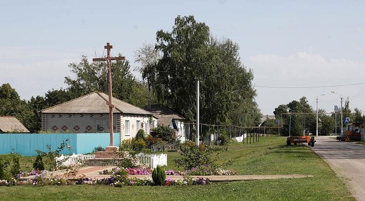 Верхососна. На месте, где раньше стояла Ильинская церковь, теперь поклонный крест / Фото: Вадим Заблоцкий