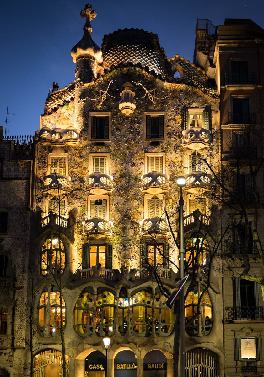 Каса батльо. Casa Batllo Барселона. Гауди Каса Батльо. Барселона Гауди Бальо ночной. Антонио Гауди дом Бальо.