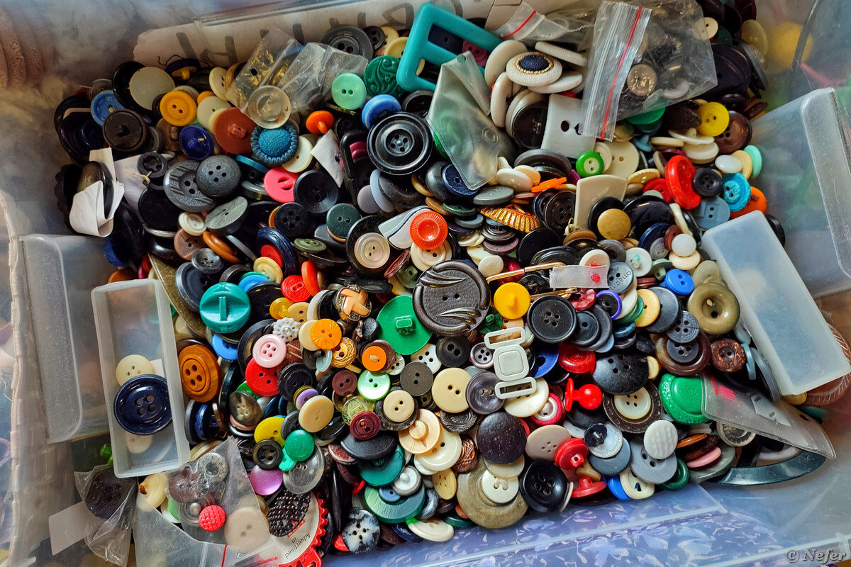 Покупатель в магазине. Женщина с тележкой в супермаркете. Удиви товар. Девушка в магазине с вещами. Удиви товар.