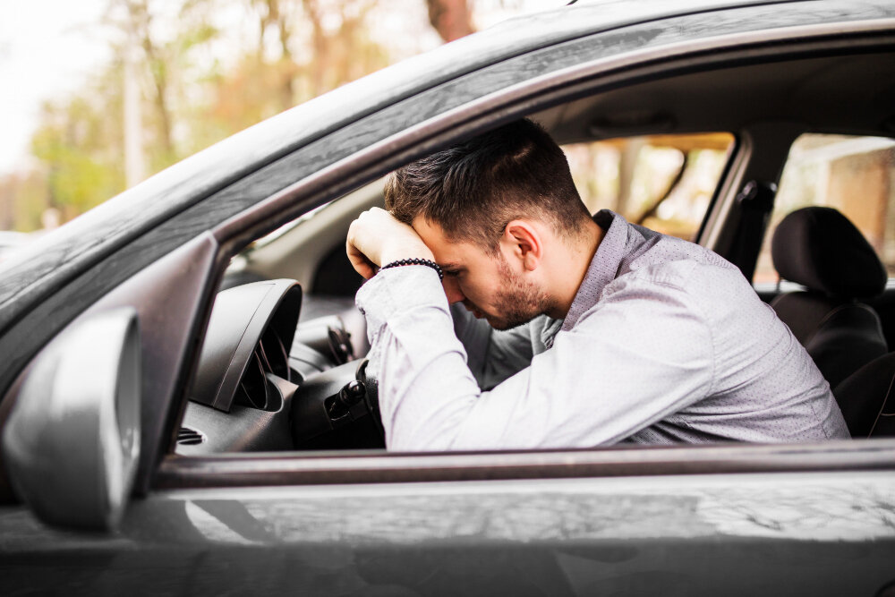 https://ru.freepik.com/free-photo/young-man-sitting-in-car-very-upset-and-stressed-after-hard-failure-and-moving-in-traffic-jam_8472296.htm#page=2&query=зима%20парень%20слезы%20в%20машине&position=23&from_view=search&track=ais