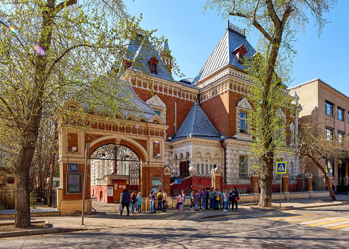 Архитектурный ансамбль в виде старинных русских палат на Малой Грузинской улице – бывшая усадьба коллекционера и мецената Петра Щукина.