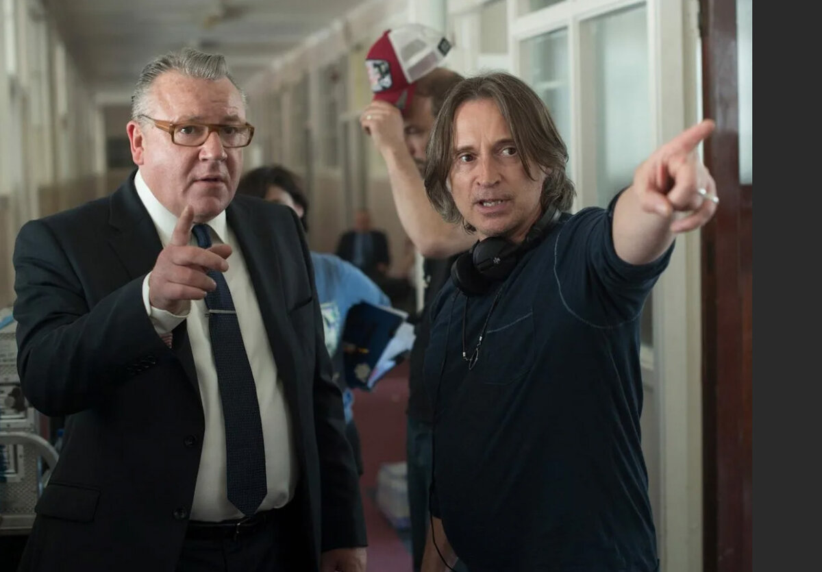 Рэй Уинстон и Роберт Карлайл на съемках фильма "Убойная стрижка " (2015)