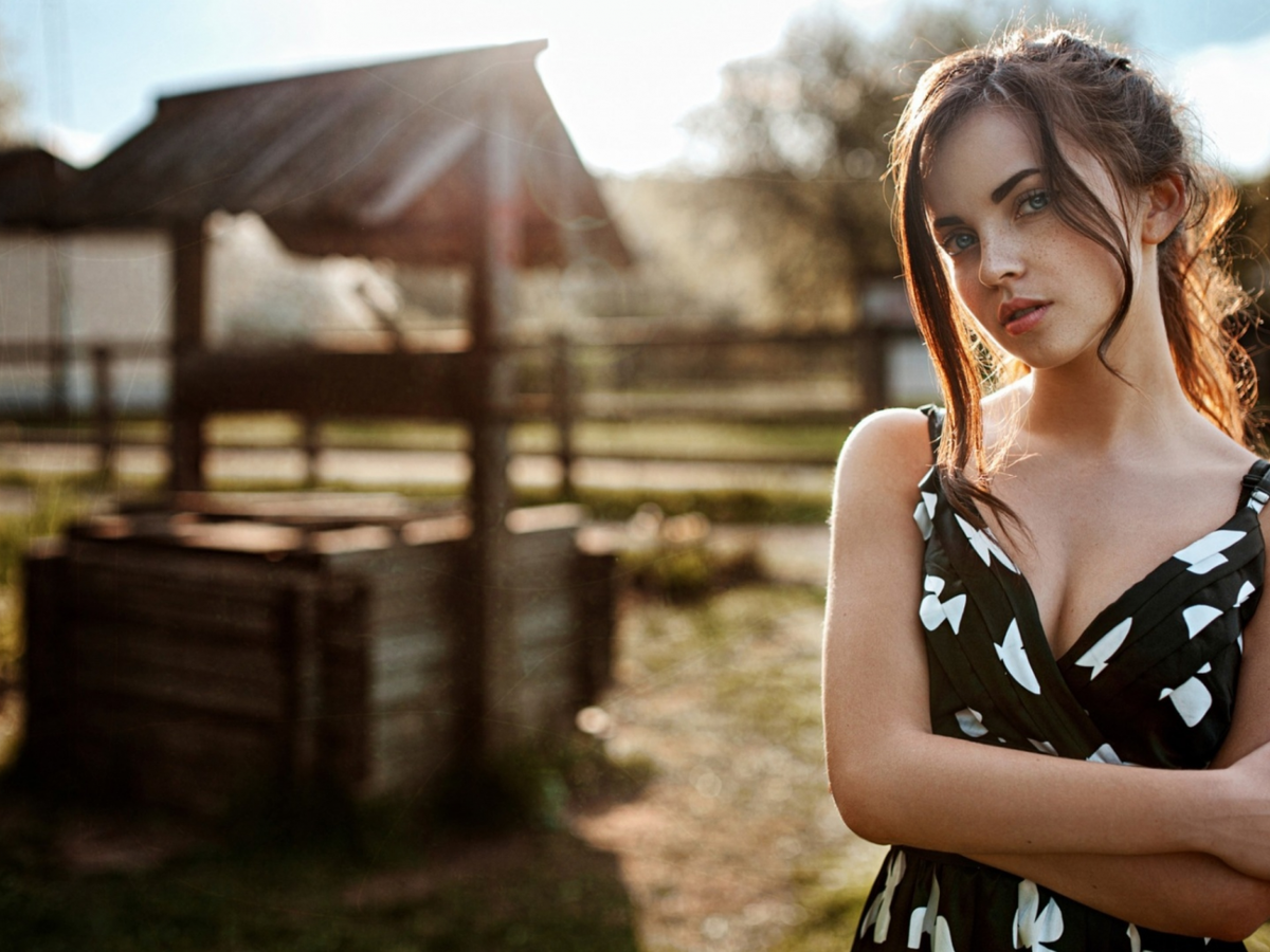 Красивая деревенская девушка. Фото https://www.fonstola.ru/pic/201903/1400x1050/fonstola.ru_322589.jpg