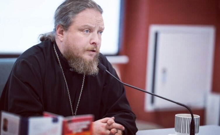 Фёдор Бородин — протоиерей, публицист, писатель, общественный деятель, настоятель московского храма свв. Косьмы и Дамиана на Маросейке, отец восьмерых детей.
