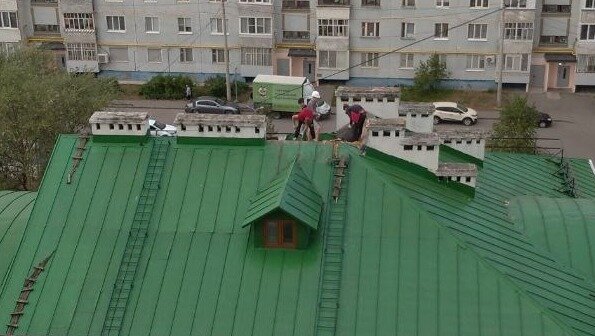     Прокуратура не нашла подтверждения информации о том, что на крыше одного из домов на проспекте Ямашева в Казани работали несовершеннолетние. Об этом Inkazan сообщили в пресс-службе республиканского надзорного ведомства.