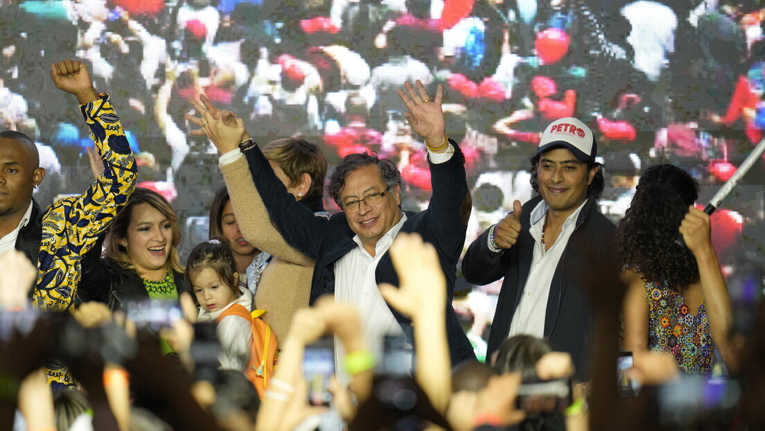 Nicolás Petro Burgos (a la derecha), al lado de su padre, el presidente colombiano, Gustavo Petro, en Bogotá, Colombia, el 29 de mayo de 2022. Foto: Fernando Vergara / AP