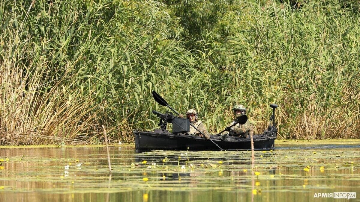     Украинские паблики рекламируют новый вид вооружения, который должен поступить в ВСУ — это боевые каяки «Полоз-М16». Их испытания прошли накануне в Киевской области.